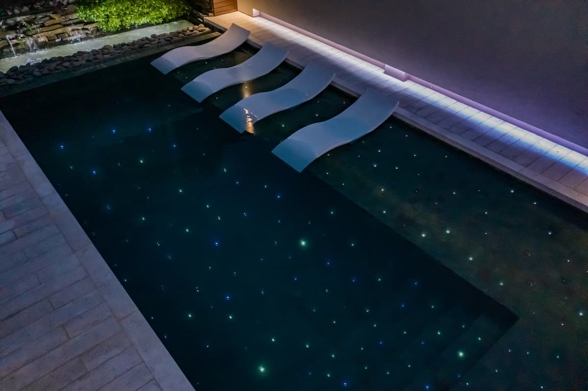Piscina con fibra óptica