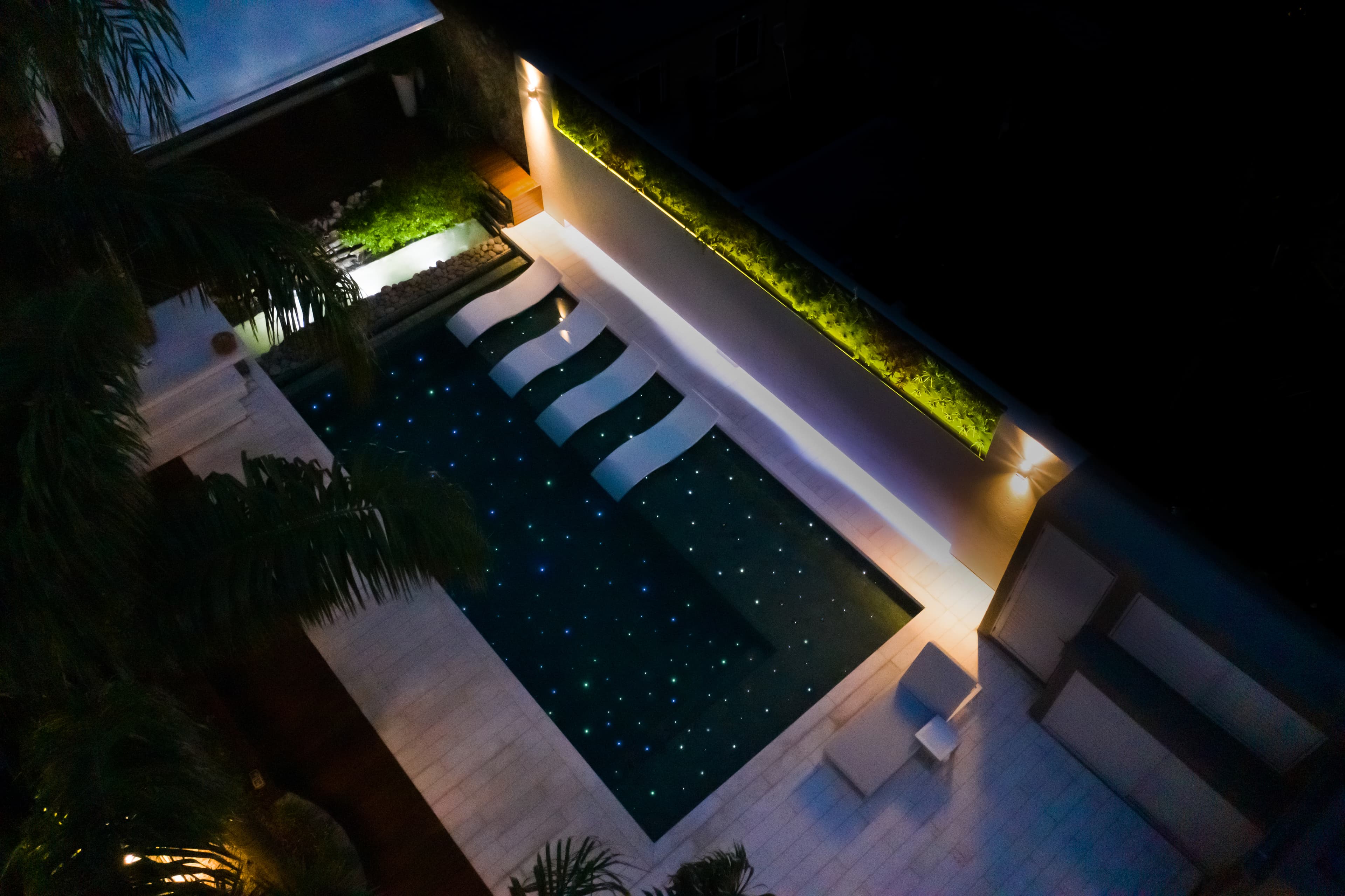 Piscina iluminada con fibra óptica
